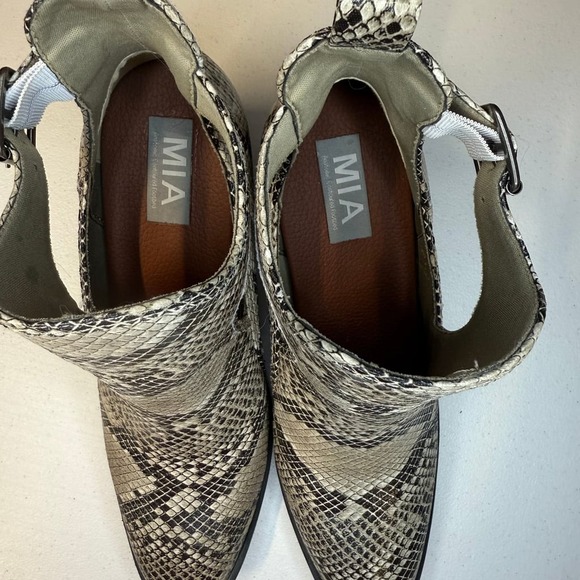Women's Snake Print Buckle Cutout Ankle Block Heel Booties 8.5 - Picture 4 of 6
